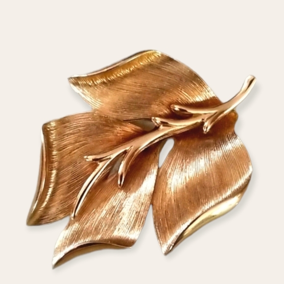 Vintage Signed MONET Brushed Goldtone Leaf Brooch - Picture 4 of 15